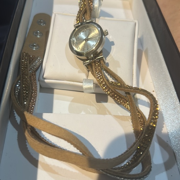 Elegant Gold Women\'s‎ Watch with Glitter Strap